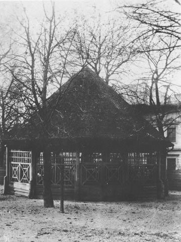 Biedermeierkarussell im Garten der Gastwirtschaft 