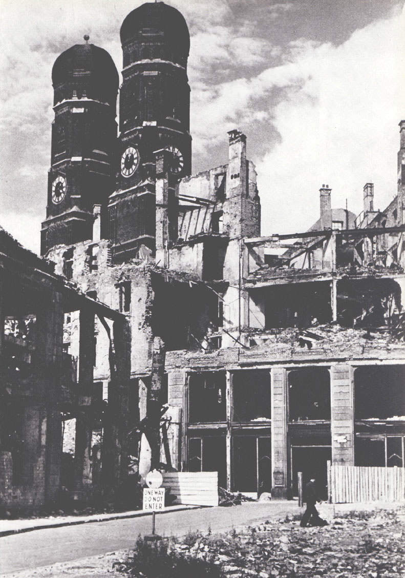 Die Frauentürme über der zerstörten Altstadt