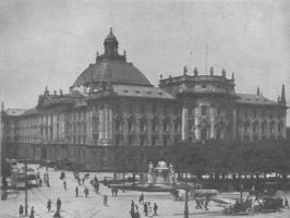  – Karlsplatz mit Justizpalast und Nornenbrunnen