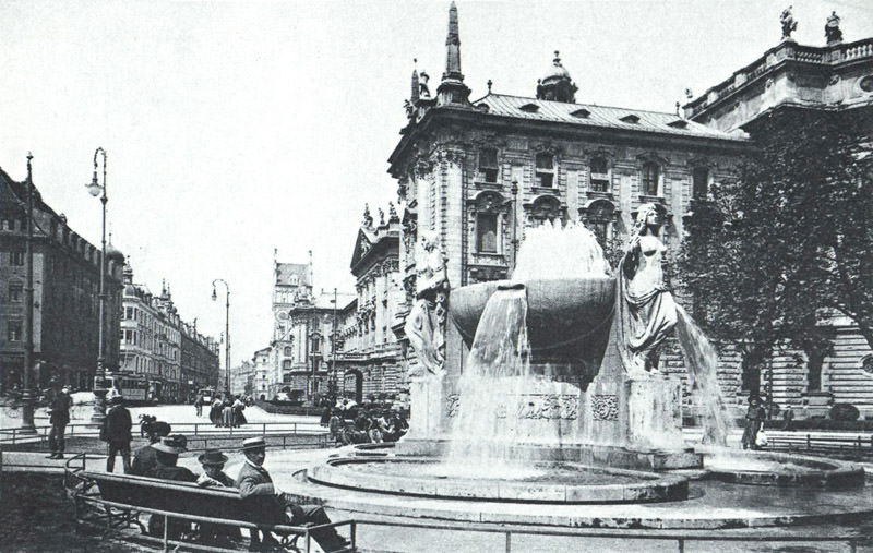 Karlsplatz mit Nornenbrunnen
