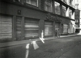 Schuhaus Speier mit vernnagelten Schaufenstern