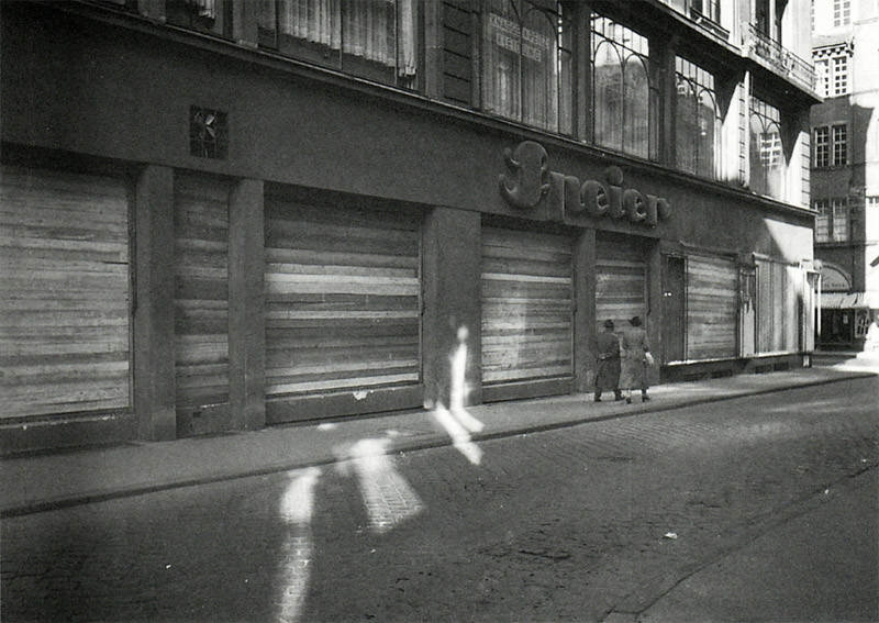 Schuhaus Speier mit vernnagelten Schaufenstern