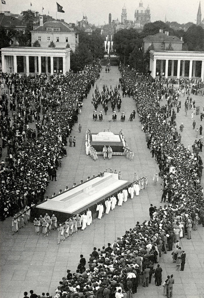 Festzug zur Einweihung Haus der Deutschen Kunst