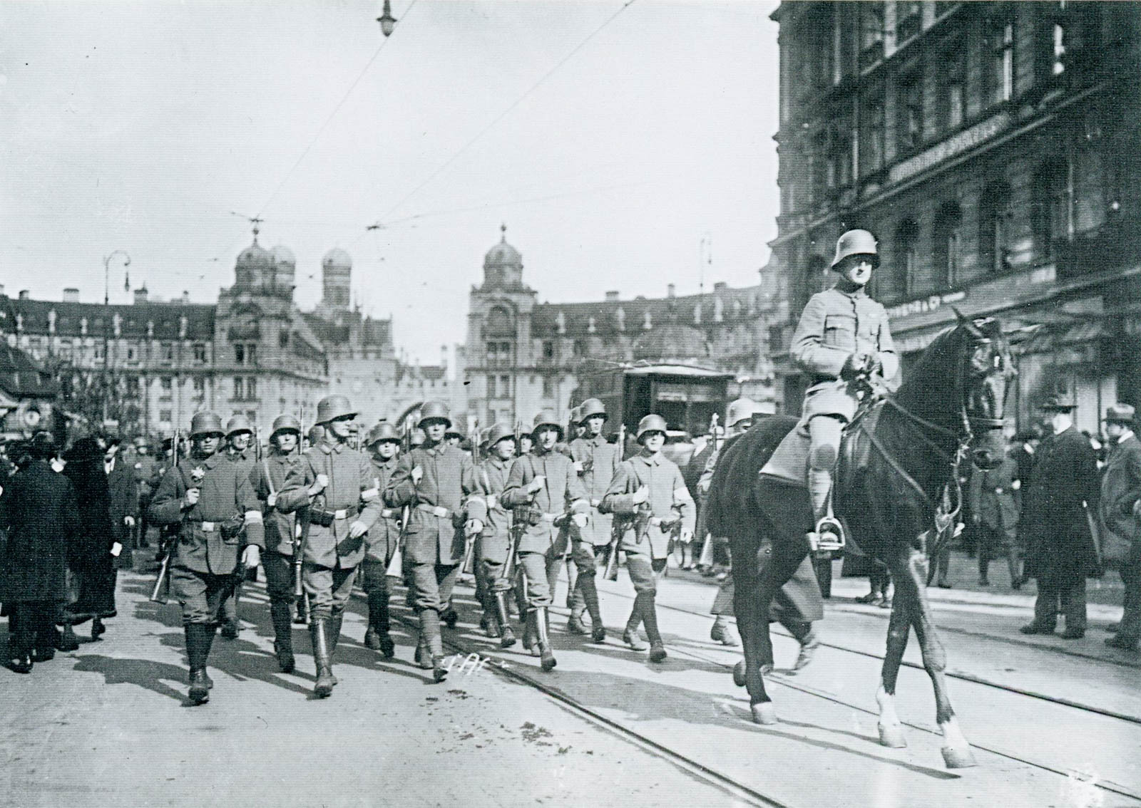 Württembergische Regierungstruppen am Karlsplatz