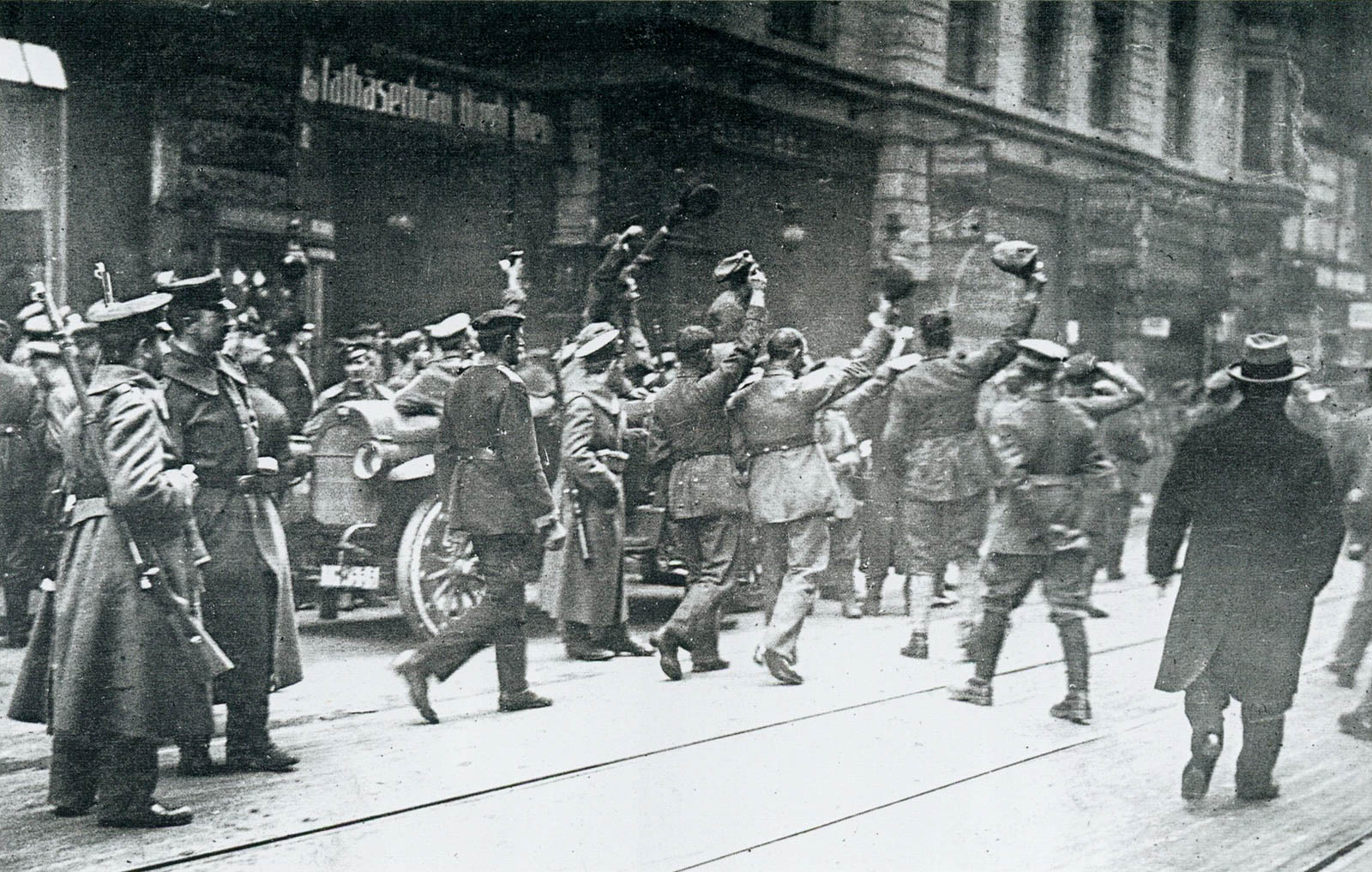 Revolutionäre Soldaten vor dem Mathäserbräu