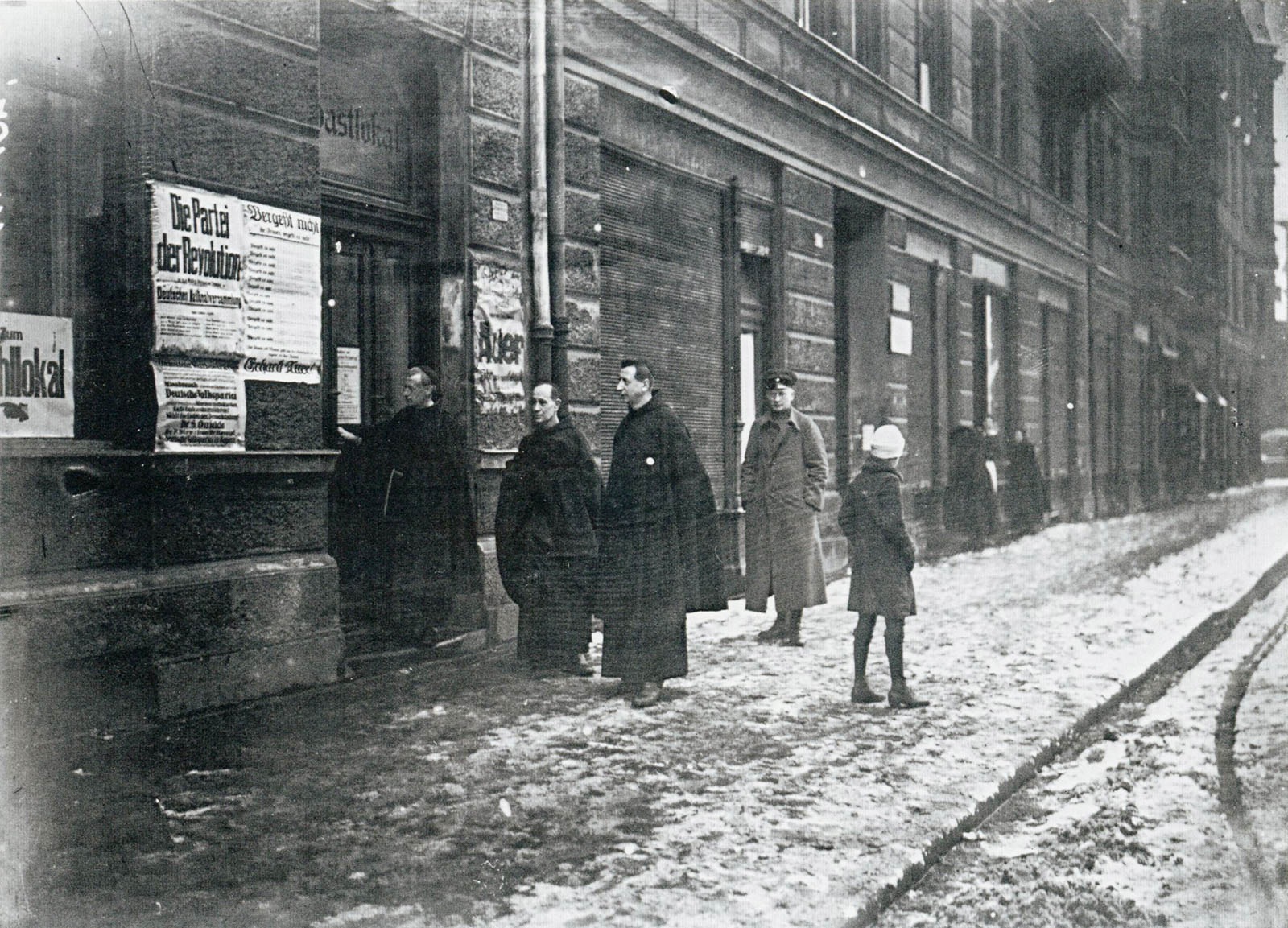 Katholische Ordensleute vor einem Wahllokal