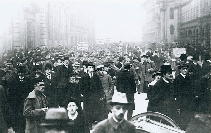 Zug der Rätedemonstranten durch die Pfandhausstraße