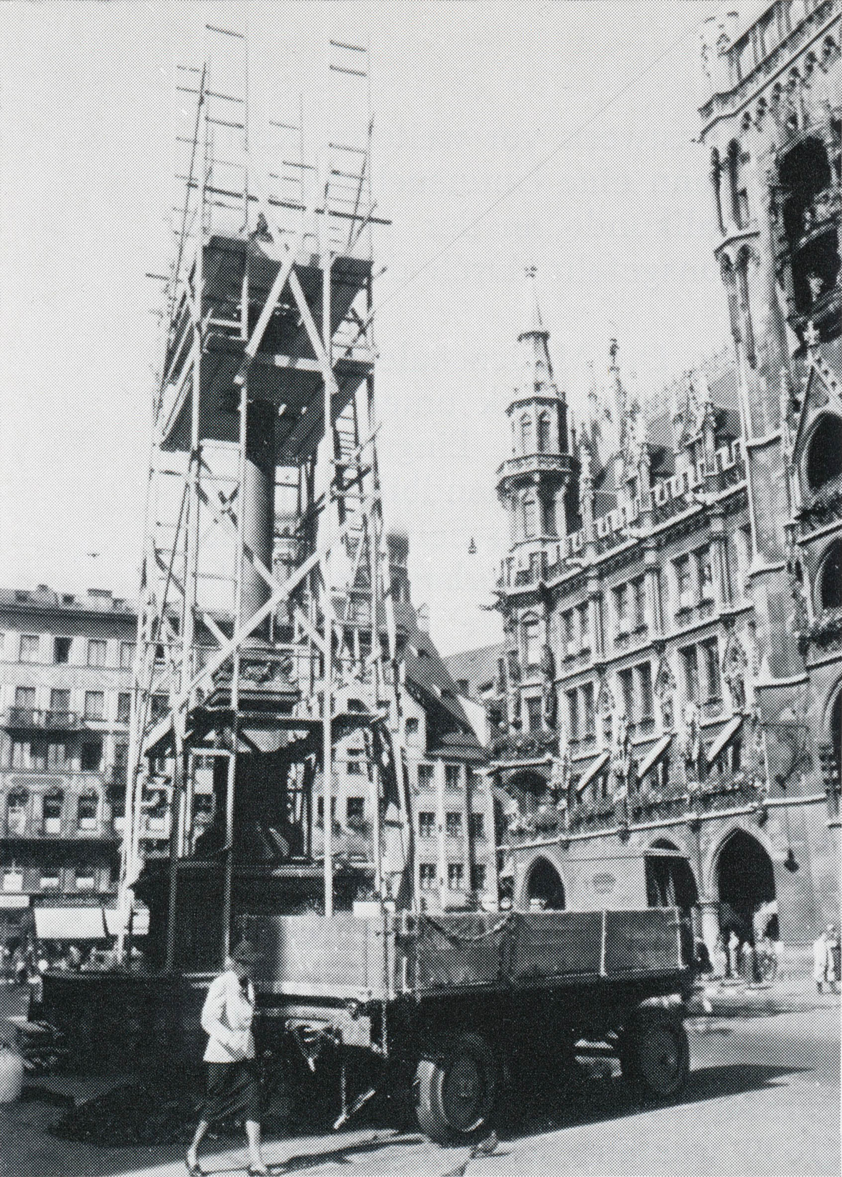 Die Abnahme der Marienfigur zur Sicherung vor Luftangriffen