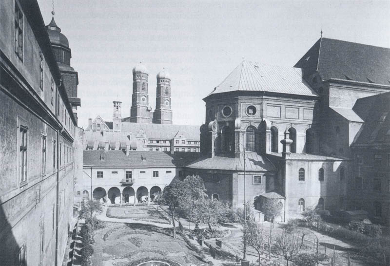 Ehem. Jesiutenkolleg, Akademiehof von Westen