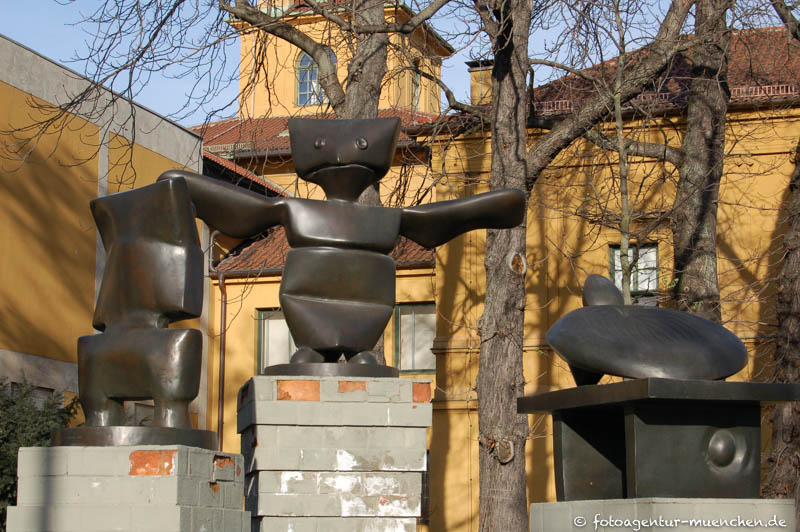 Figuren von Max Ernst – Denkmal/Kunstwerk in München