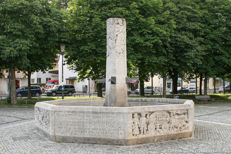Perlacher Geschichtsbrunnen – Denkmal/Kunstwerk in München