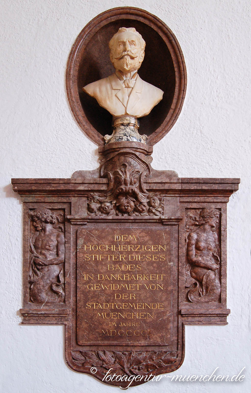 Gedenktafel und Büste von Karl Müller