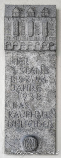 Gedenktafel Kaufhaus Uhlfelder – Foto aus München
