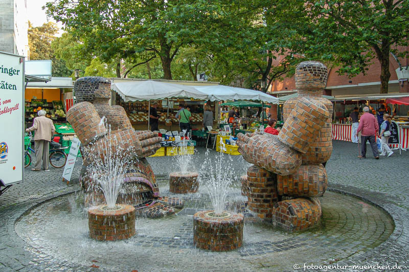 Steinernes Paar, sitzendes Paar – Denkmal/Kunstwerk in München