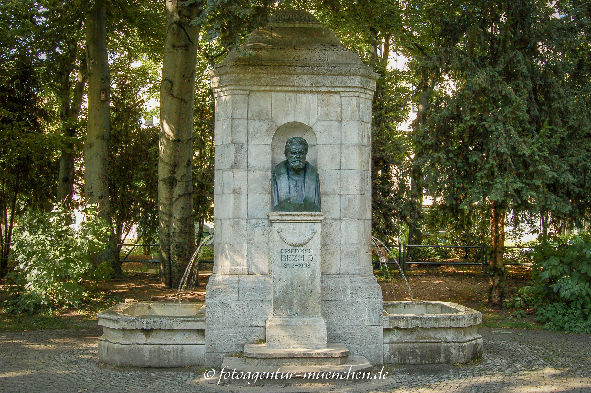Denkmalbrunnen für Friedrich Bezold