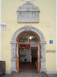 Portal und Gedenktafel - Kriegsgeschädigtenheim – Foto aus München