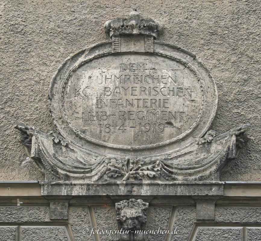 Wappenkartusche am Türkentor – Denkmal/Kunstwerk in München