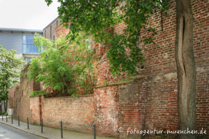 Stadtmauer und Reste des Jungfernturmes – Foto aus München
