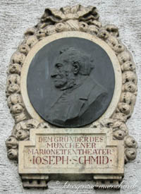 Gedenktafel für Papa Schmid – Foto aus München