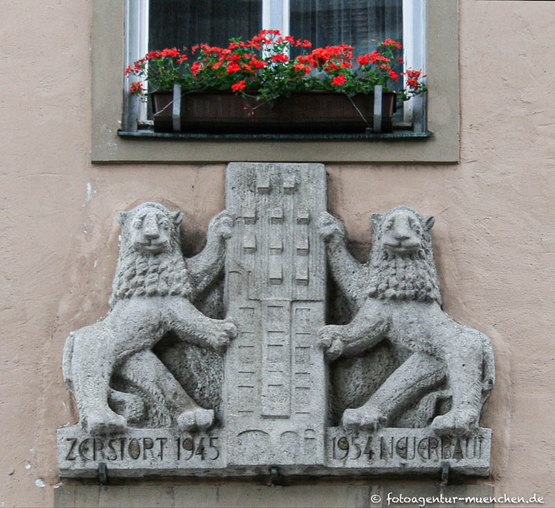 Löwen an der Donislfassade – Denkmal/Kunstwerk in München