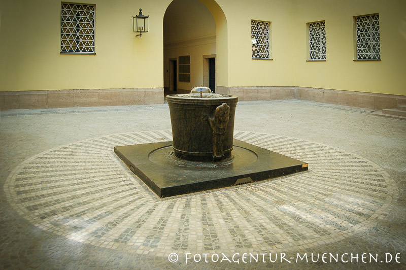 Brunnen im Hof des Innenministeriums – Denkmal/Kunstwerk in München