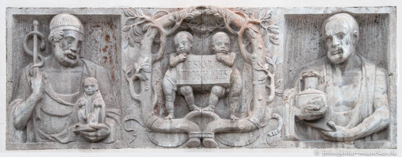 Poliklinik - Relief Aeskulap und Hippokrates – Denkmal/Kunstwerk in München