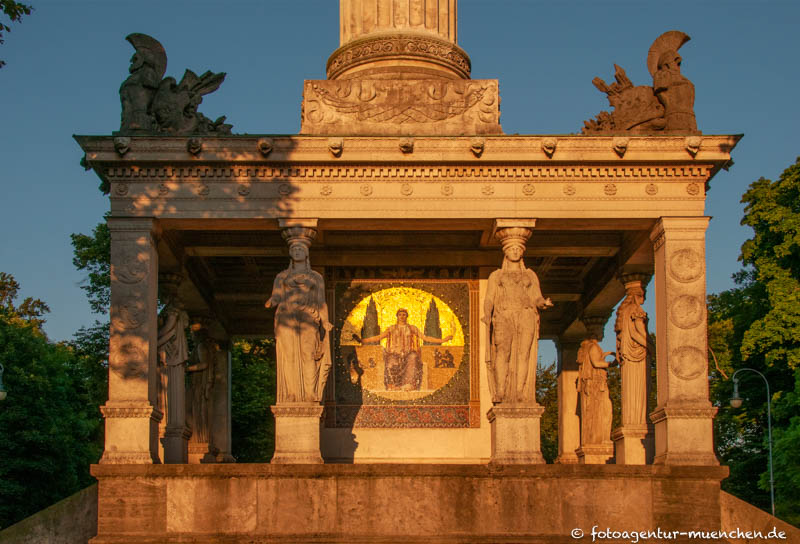 Friedensdenkmal auf der Prinzregenten Terrasse um