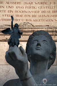 Sitzallegorie der Kunst - Ludwigsbrücke – Foto aus München
