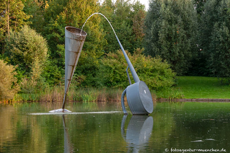 Objekt im See – Denkmal/Kunstwerk in München