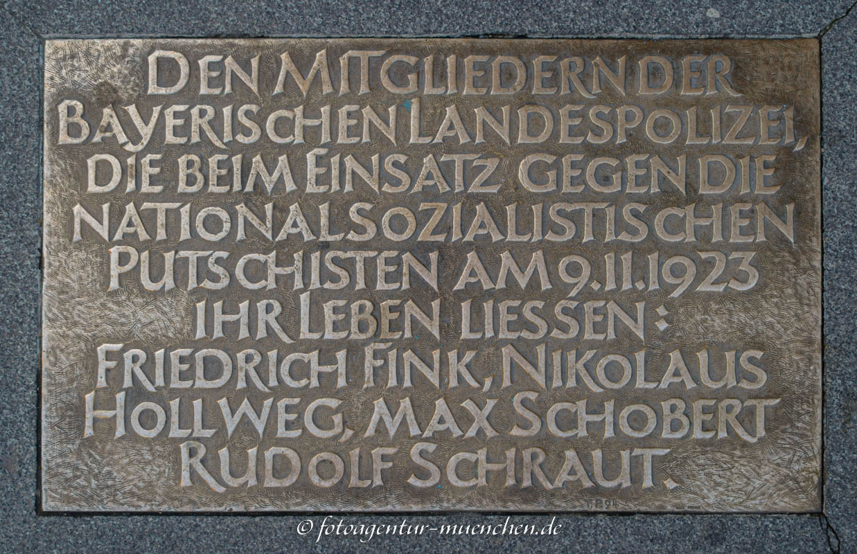 Bodenplatte für die getöteten Landespolizisten – Denkmal/Kunstwerk in München