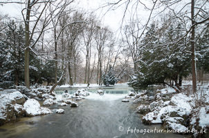 Großer Wasserfall im Englischen Garten – Foto aus München