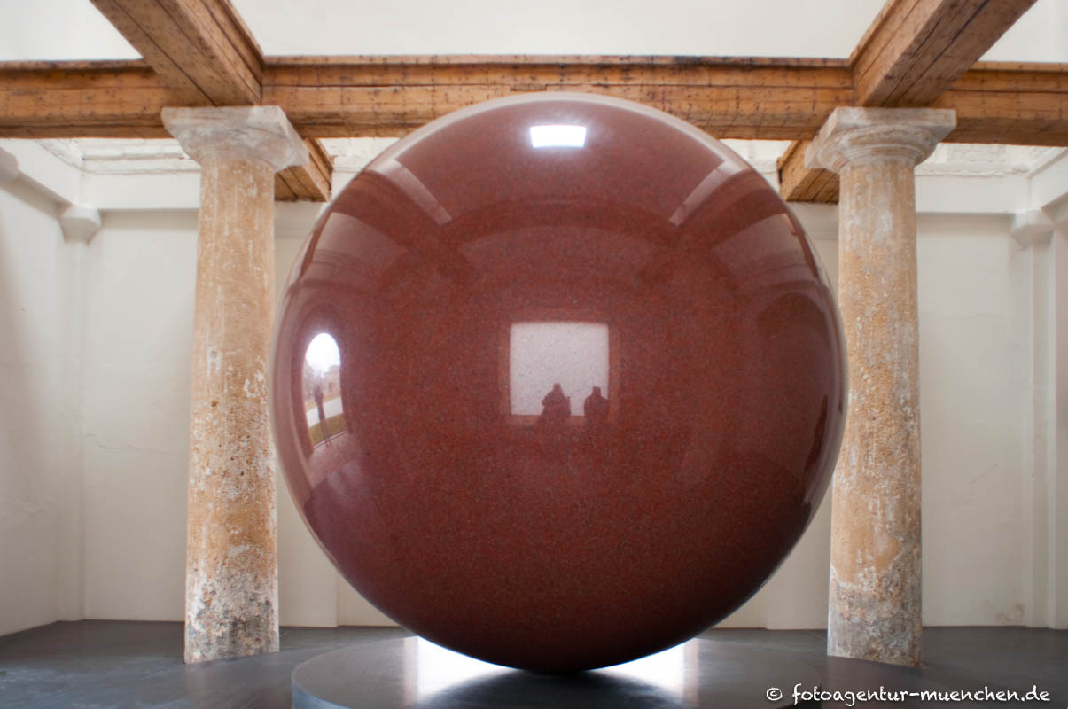 Large Red Sphere – Denkmal/Kunstwerk in München