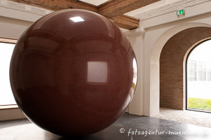 »Large Red Sphere« – Foto aus München