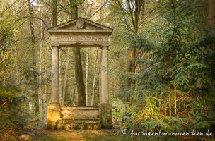 Waldfriedhof - Grabmal der Familie von Sicherer – Foto aus München