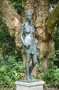 Mädchenstatue – Foto aus München
