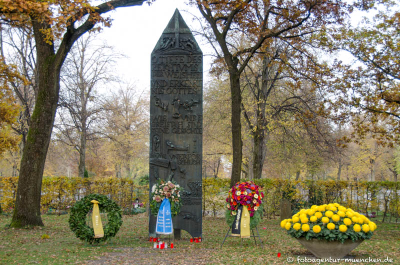 Gedenkstele für die Luftkriegsopfer – Denkmal/Kunstwerk in München