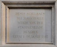 Gedenktafel - Schulhaus/Markthalle – Foto aus München
