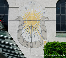 Sonnenuhr an der Kirche Heilig Blut – Foto aus München