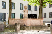 Rotmarmorbrunnen im Alten Hof – Foto aus München