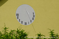 Sonnenuhr am Wohnhaus – Foto aus München