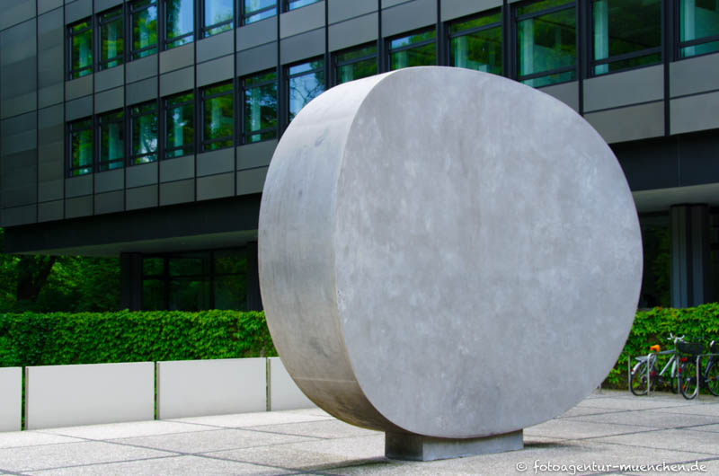Konkav gerundet – Denkmal/Kunstwerk in München