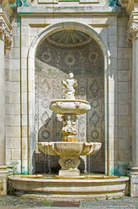 Nischenbrunnen am Bayerischen Nationalmuseum – Foto aus München