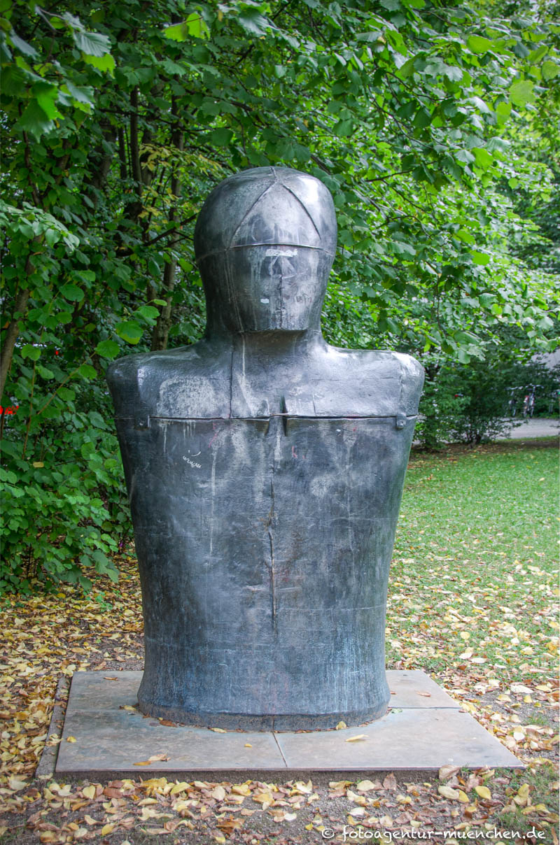 Große männliche Büste – Denkmal/Kunstwerk in München