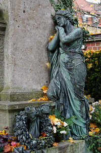 Trauernde auf dem Alten Südfriedhof – Foto aus München
