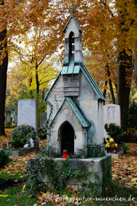 Grabmal in Kirchenform – Foto aus München