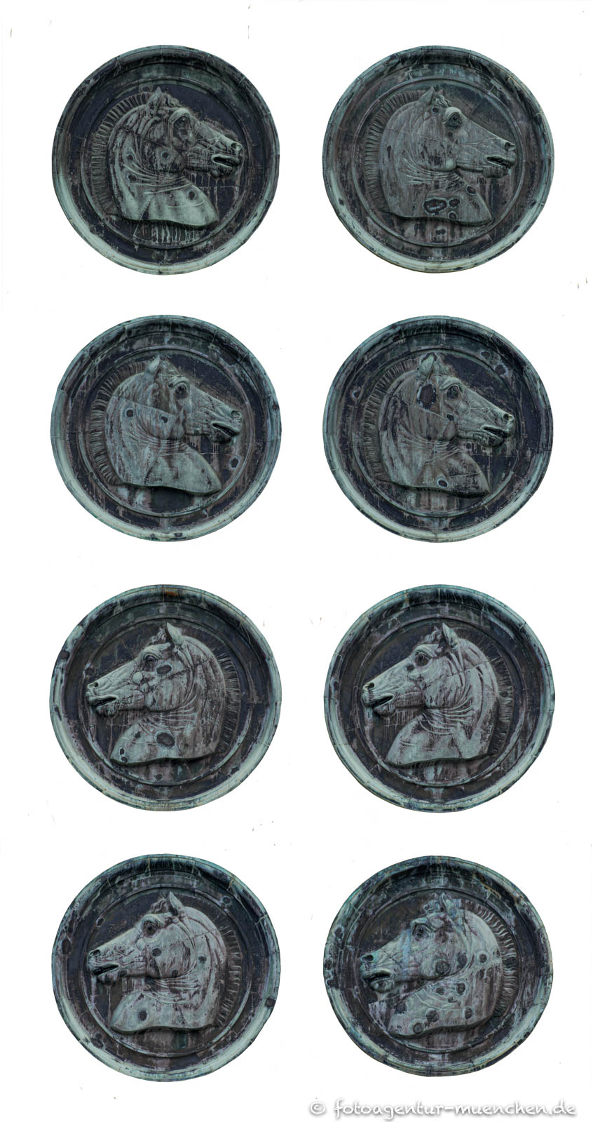 Pferdeköpfe-Relief