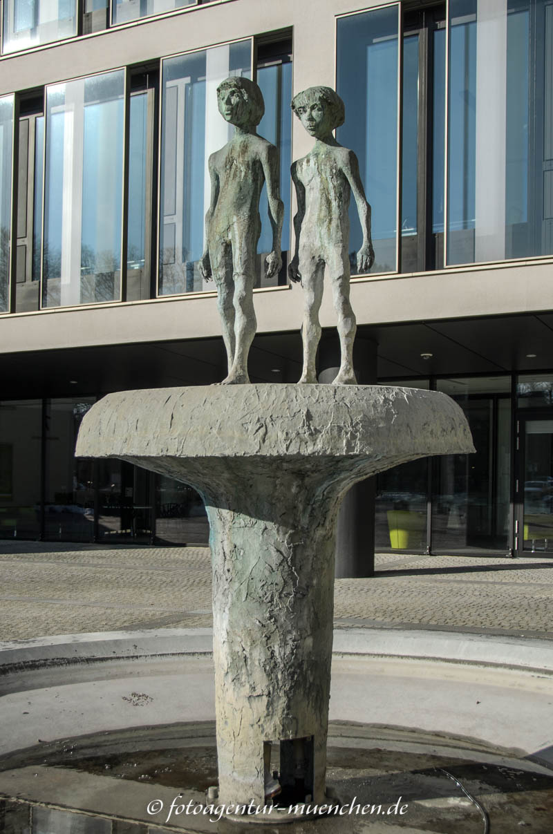 Gisela-Brunnen (Kinderbrunnen) – Denkmal/Kunstwerk in München