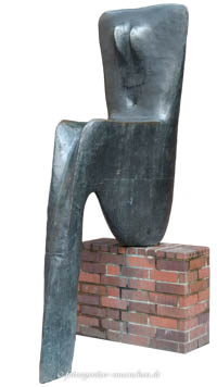Großer sitzender weiblicher Torso – Foto aus München