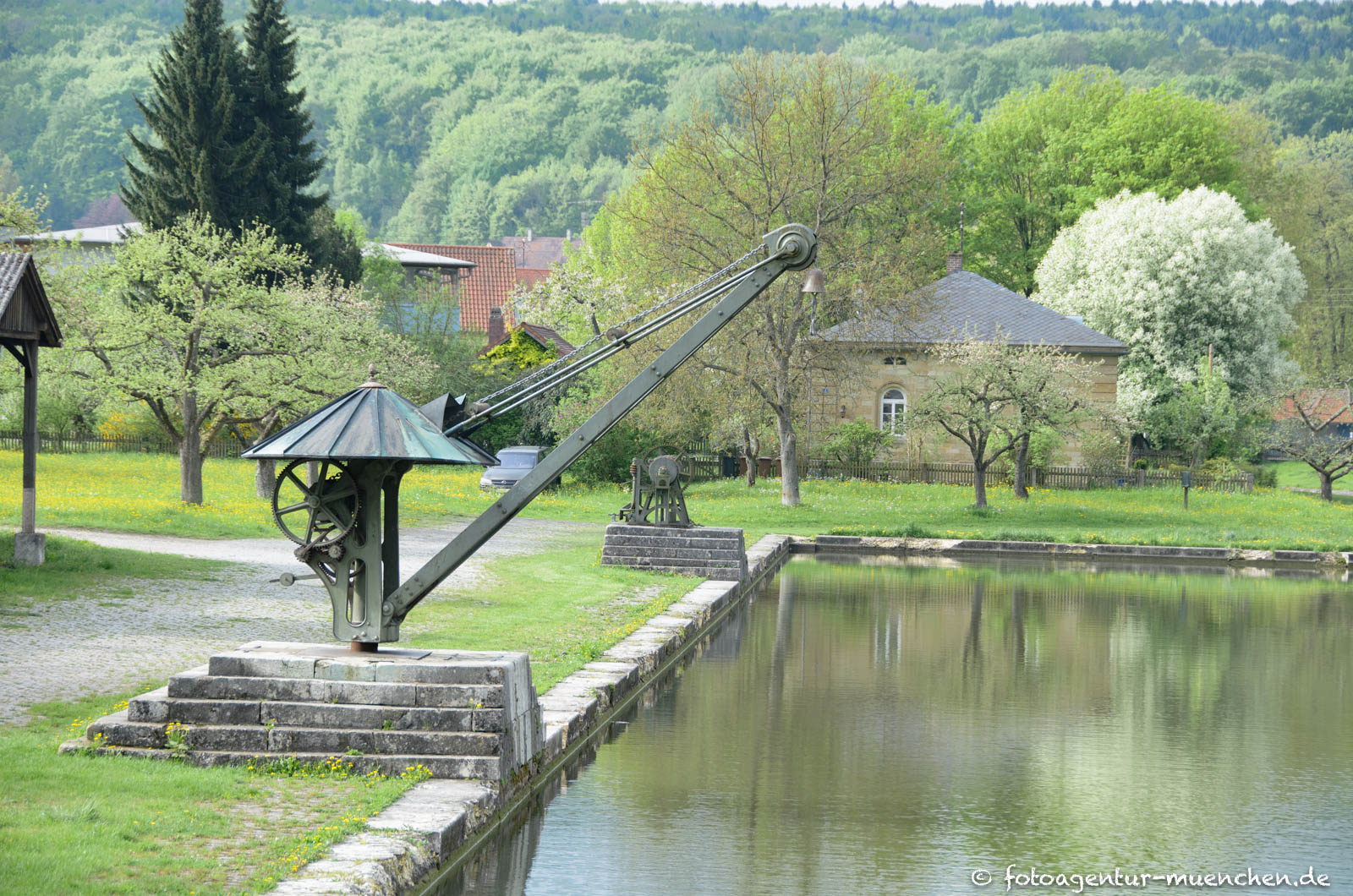 Ludwigskanal - Kran im Hafenbecken
