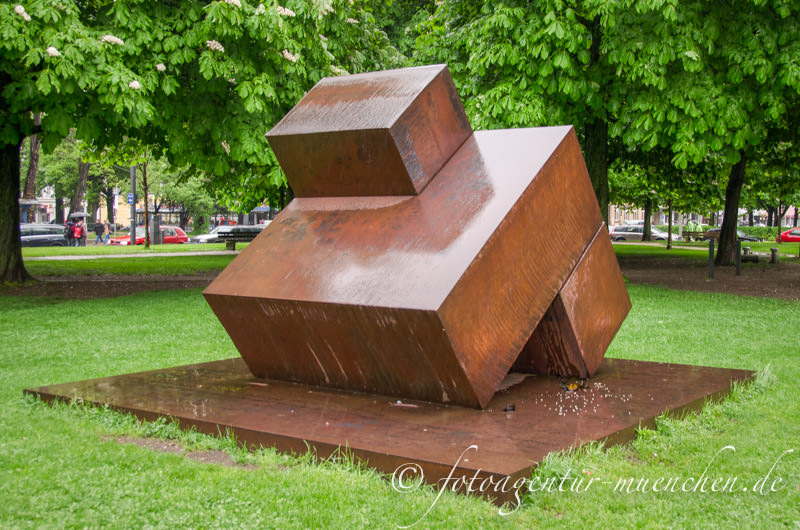 Zueinander – Denkmal/Kunstwerk in München